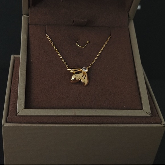 Chaumet 18K Gold Bee Charm Necklace with Sparkling Stone - Picture 2 of 7